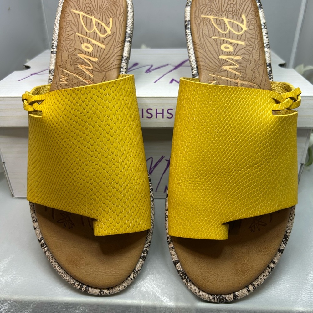 🌻Instyle sunflower yellow sandals by Blowfish.